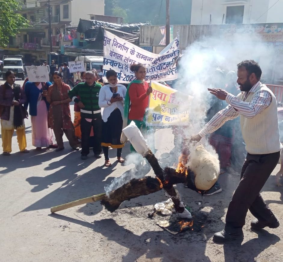 Demonstration of villagers at loniv office