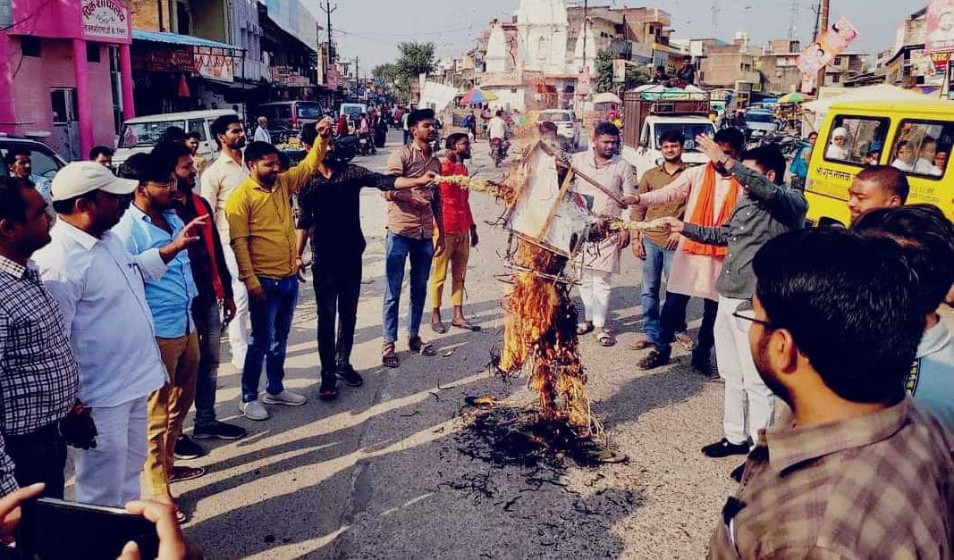 Hiyuva workers burn effigy of Congress leader Salman Khurshid