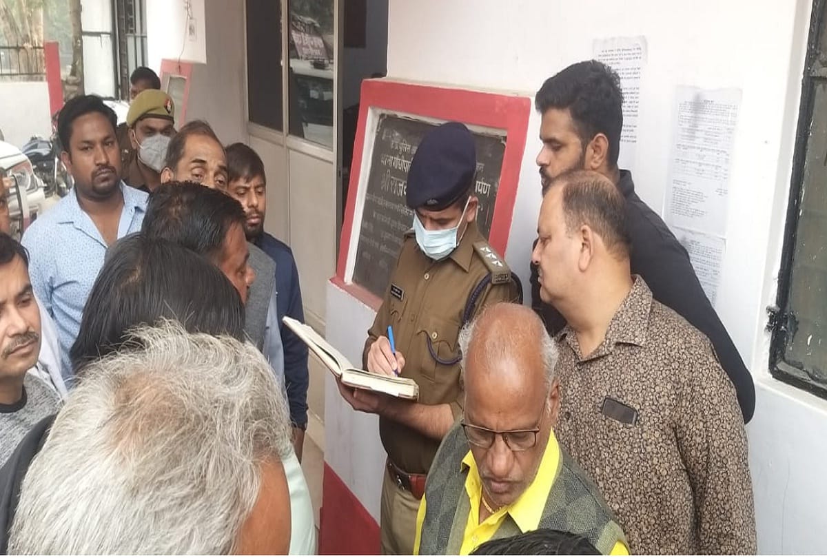 22 lakh looted from accountant in front of police station was a stir in police department