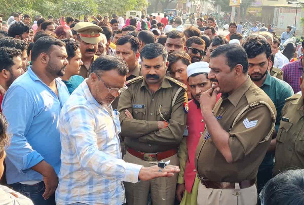 Hardoi: Innocent dies after being crushed by ambulance, angry family jammed, FIR registered