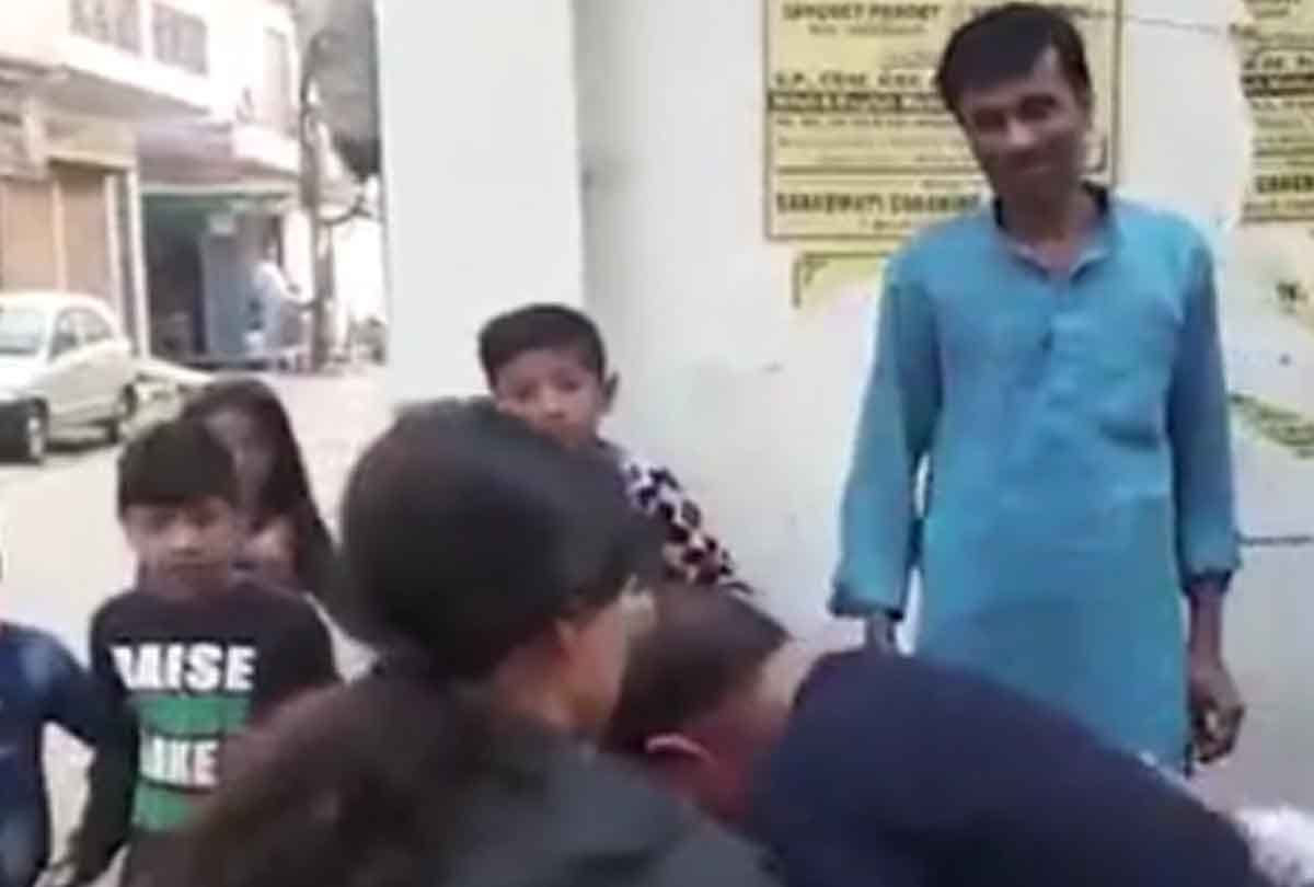Kanpur: Tuition teacher learnt a lesson to Shohde, beat the middle road, video viral on social media