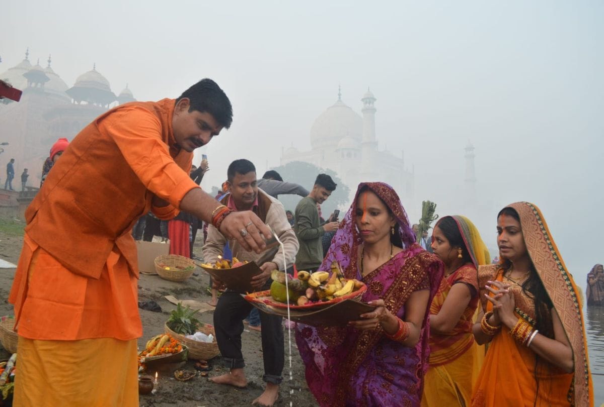 Chhath Puja 2021 Devotees Offeres Arghya To Surya Dev At Yamuna Ghats In Agra
