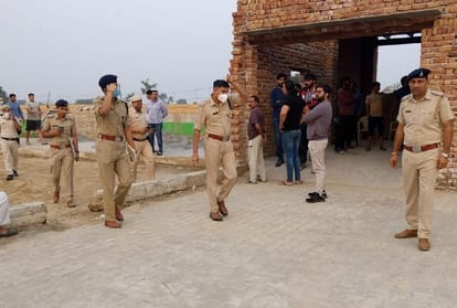 हलालपुर में हत्या के बाद वारदात स्थल पर निरीक्षण करने पहुंचे एसपी राहुल शर्मा व एएसपी डॉ. मयंक गुप्ता।