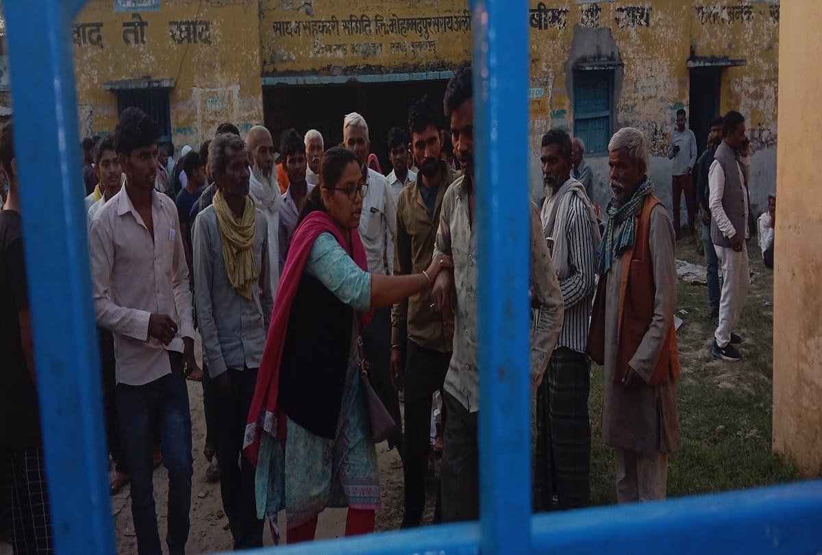 ado cooperative caught his feet by intimidating the police to the farmers who were making a ruckus for fertilizer in Prayagraj