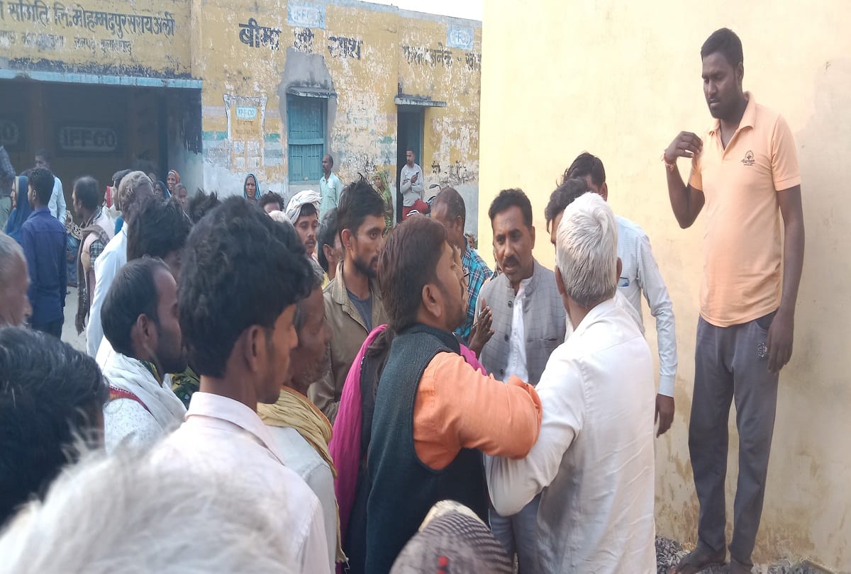 ado cooperative caught his feet by intimidating the police to the farmers who were making a ruckus for fertilizer in Prayagraj