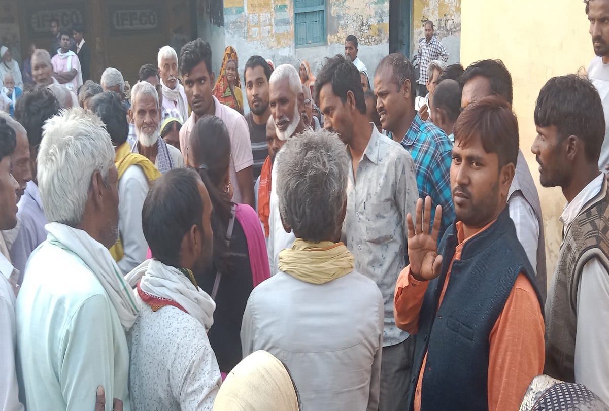 Prayagraj: Lawyers boil, protest against abusing Phulpur SDM