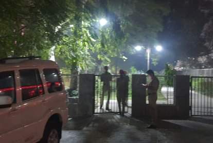 मौके पर पहुंचे पुलिस अधिकारी।