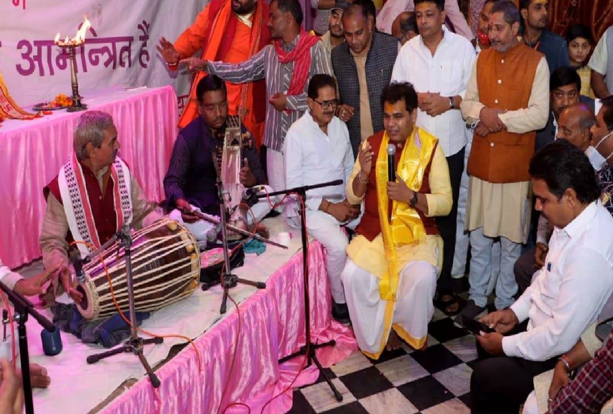 power minister Shrikant Sharma sang the bhajan at Vishram Ghat of Mathura