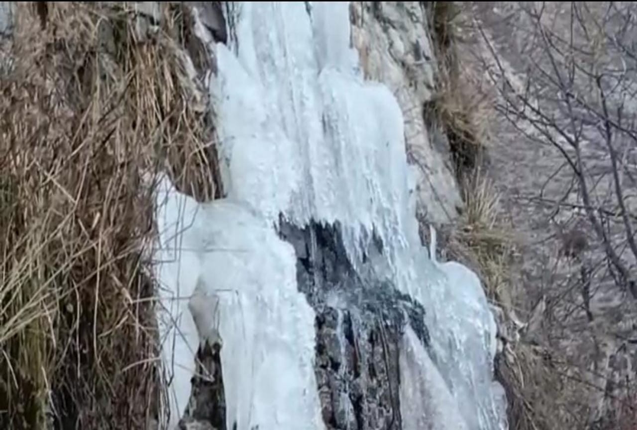 Uttarakhand Weather Update: Waterfalls and streams started freezing in Badrinath, drops turned into snow, see photos