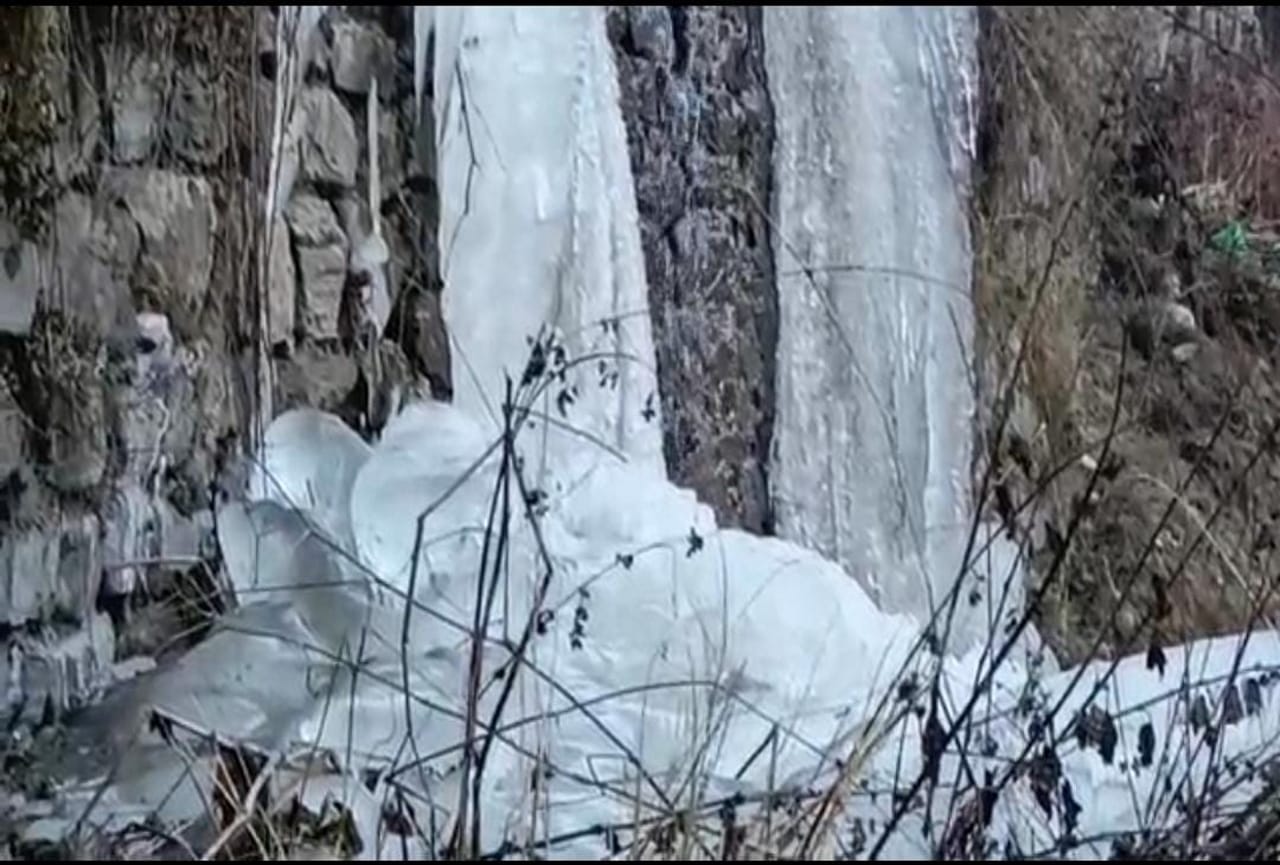 Uttarakhand Weather Update: Waterfalls and streams started freezing in Badrinath, drops turned into snow, see photos