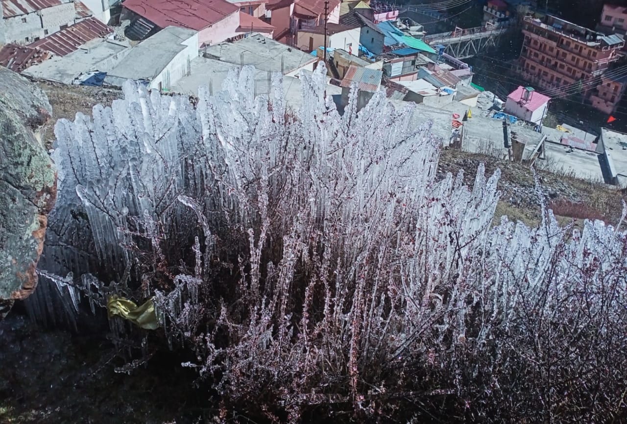 Uttarakhand Weather Update: Waterfalls and streams started freezing in Badrinath, drops turned into snow, see photos