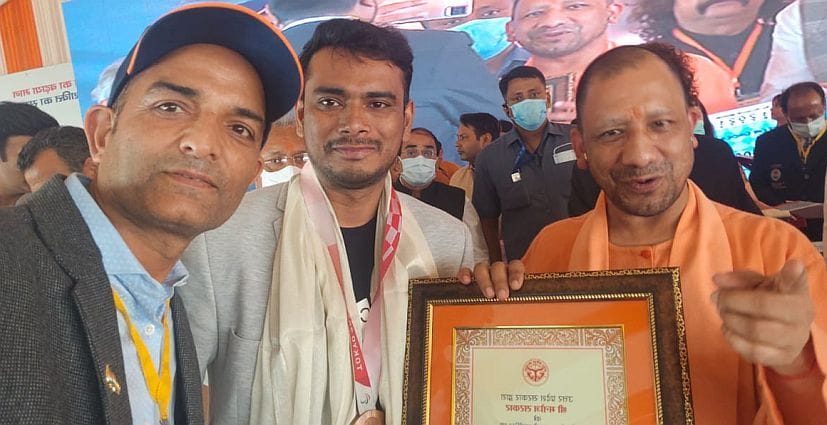 Manoj got 1 crore from UP government.