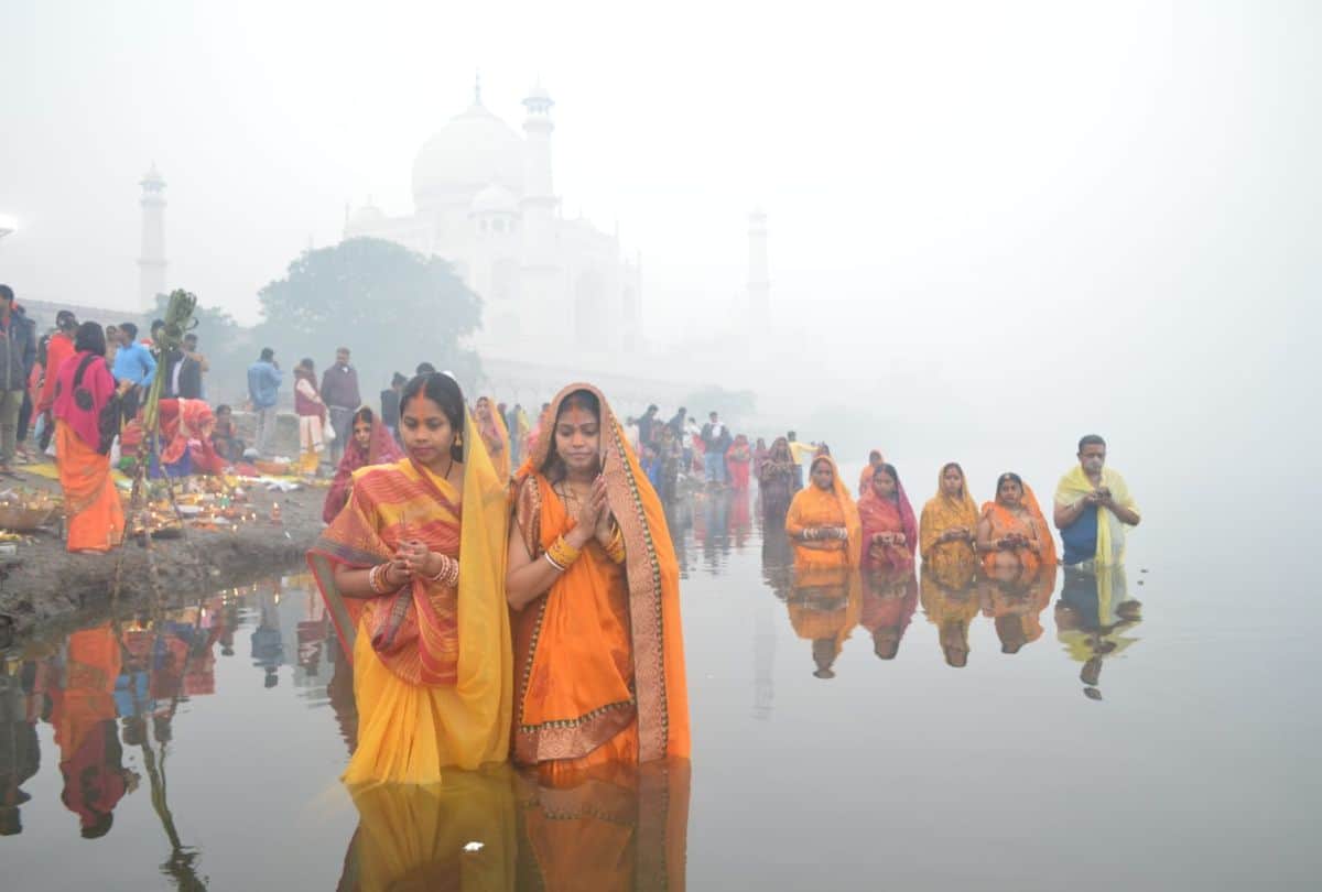 Chhath Puja 2021 Devotees Offeres Arghya To Surya Dev At Yamuna Ghats In Agra
