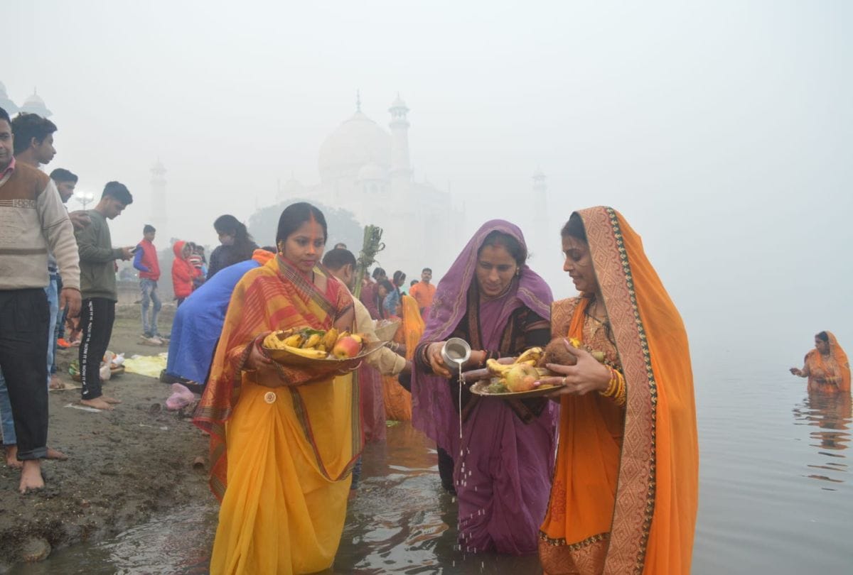 Chhath Puja 2021 Devotees Offeres Arghya To Surya Dev At Yamuna Ghats In Agra