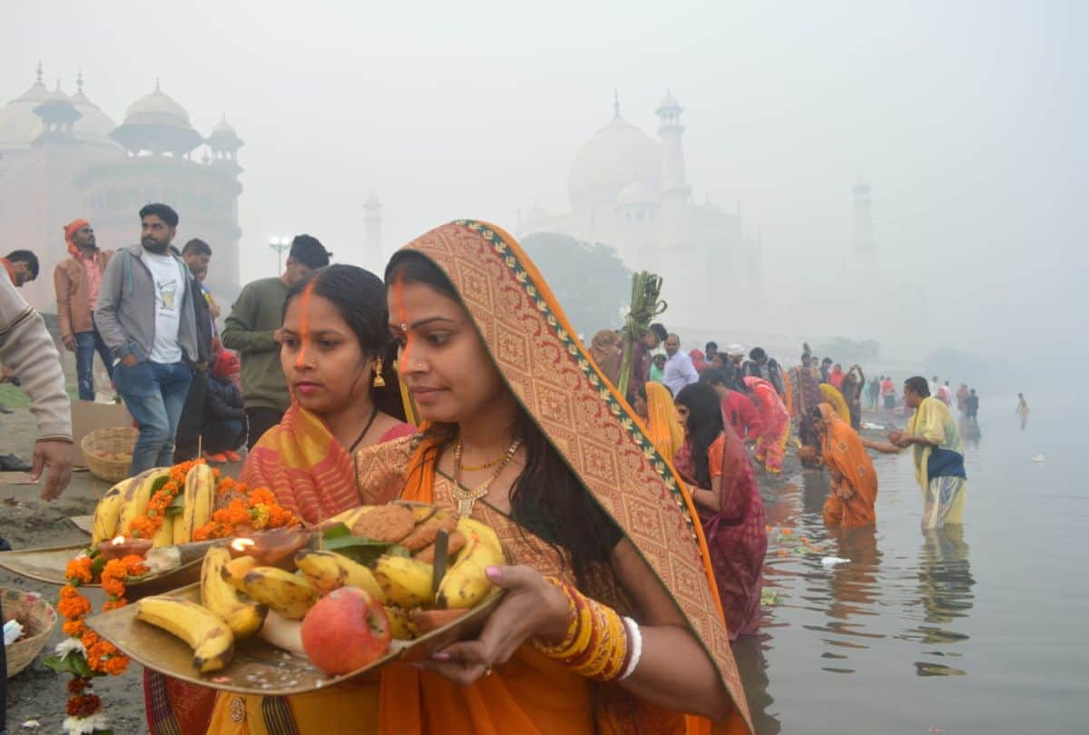 Chhath Puja 2021 Devotees Offeres Arghya To Surya Dev At Yamuna Ghats In Agra
