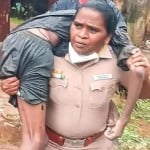 बेहोश युवक को कंधे पर उठाए हुए महिला अफसर