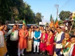 जनसंपर्क के दौरान कार्यकर्ताओं के साथ केंद्रीय मंत्री प्रह्लाद जोशी।