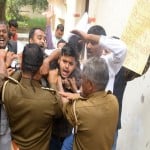 Prayagraj News :  पुतला दहन करने जा रहे कांग्रेसियों से पुलिस की नोकझोंक हो गई।