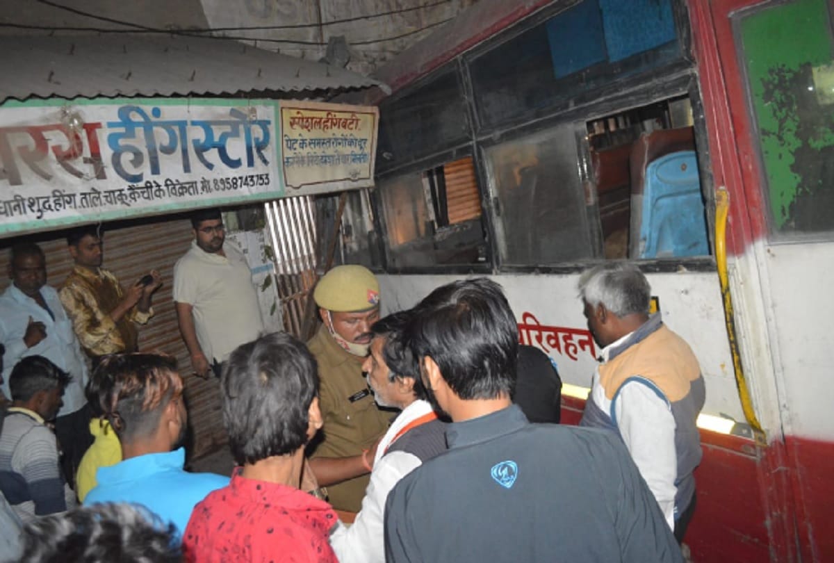 Hathras news: Roadways bus rammed in beer shop two injured