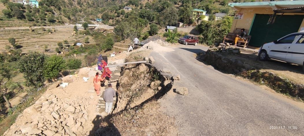 The car had fallen into the ditch due to the breakdown of the road, one died