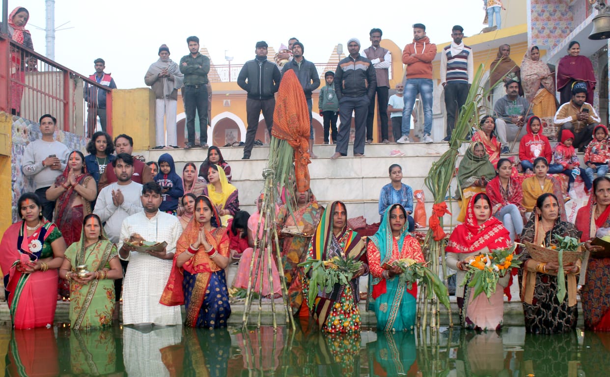 The devotees sought happiness by offering arghya to the rising sun