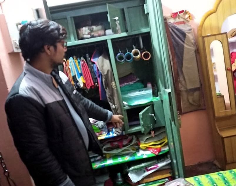 Lakhs stolen by breaking the lock of the house, the members of the house had gone to listen to Jagran
