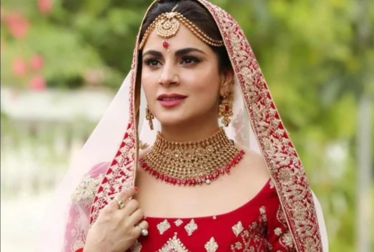 shraddha arya look stunning in bright red saree with spaghetti blouse design in award show