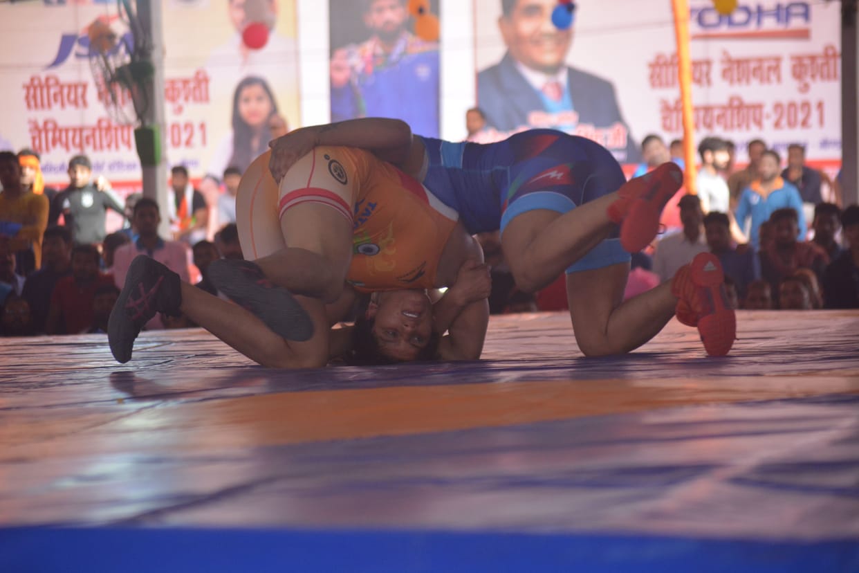 Many big wrestlers chit, Sakshi Malik out of championship