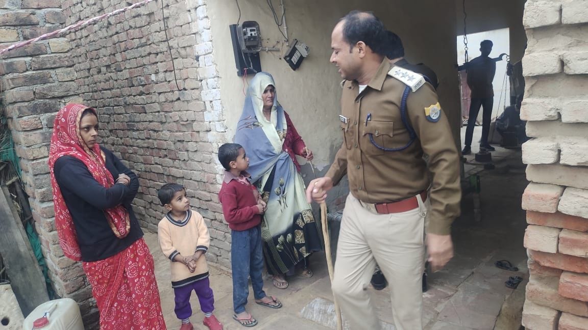 Hathras: Excise team raided many villages, illegal liquor was not found