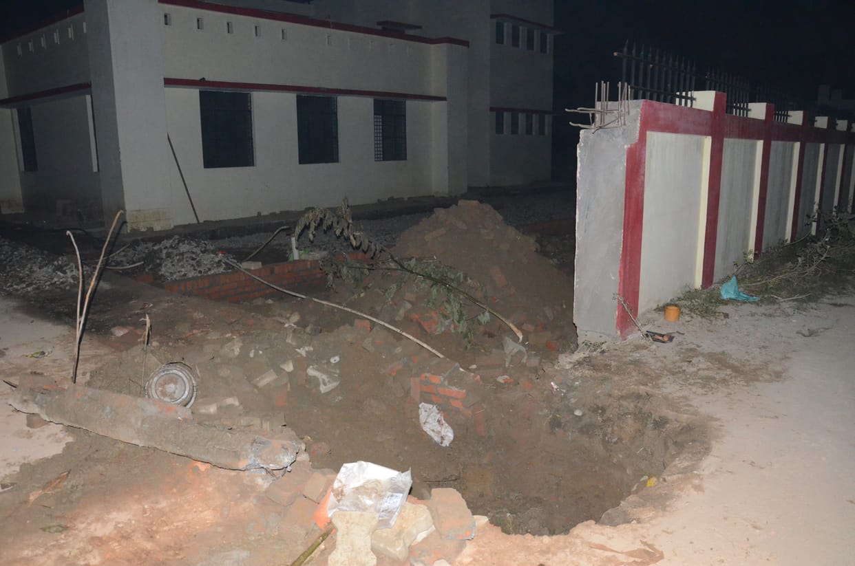 PNG line cut on vikas bhawan road