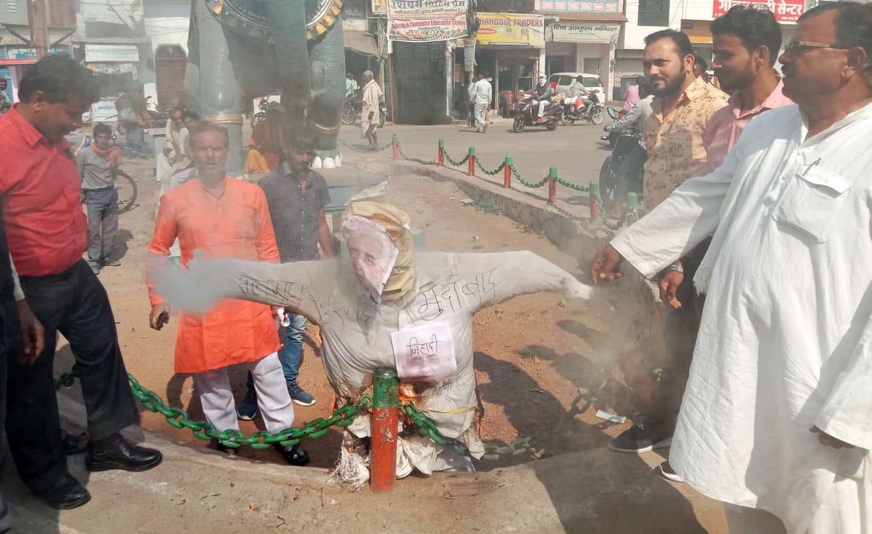 Hindu Jagran Manch burnt the effigy of Salman Khurshid