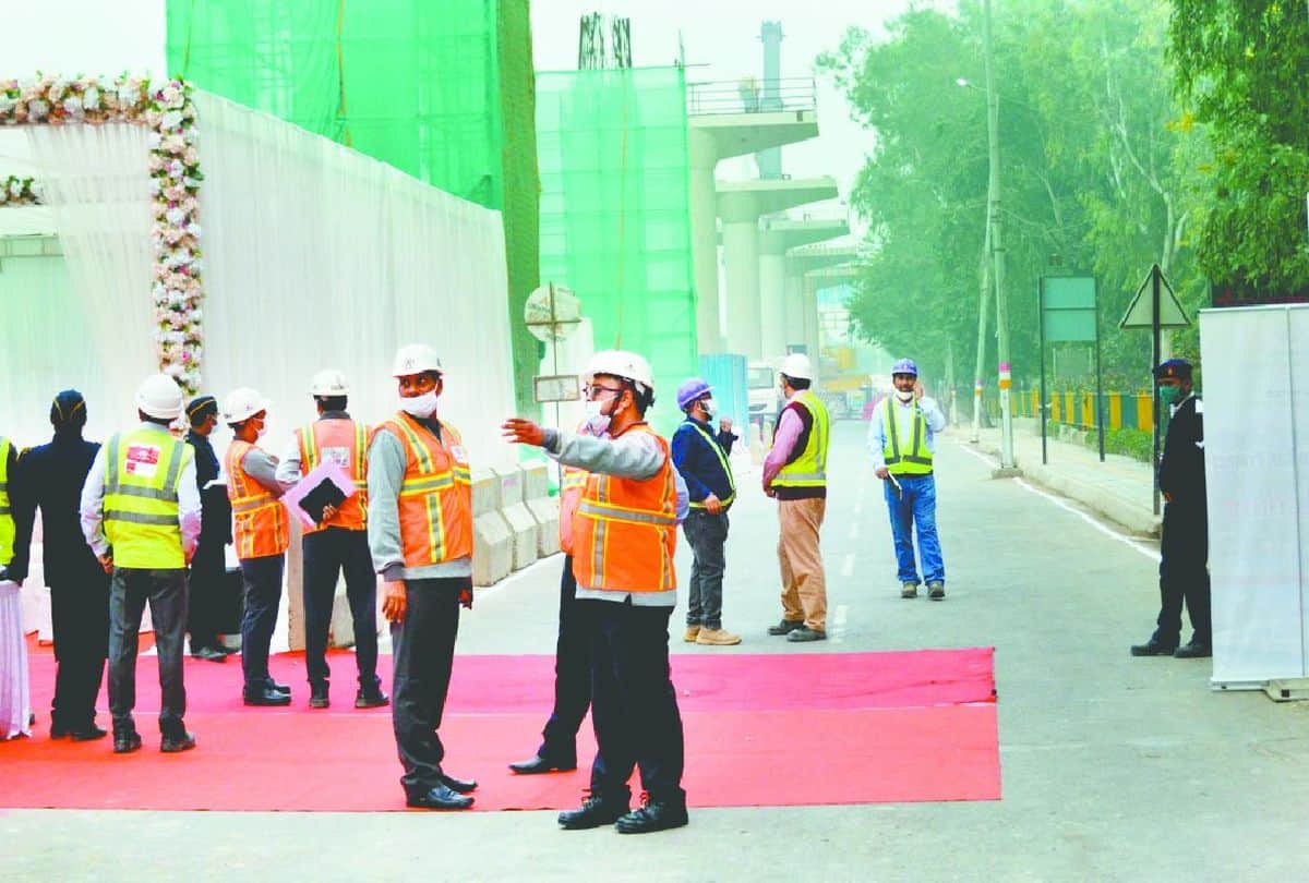 Red carpet laid for MPs but dust kept flying hundred meters away in agra
