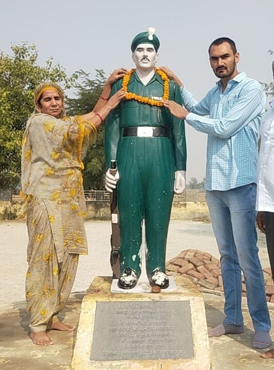 Veerangana Reshma paid tribute to her husband's statue