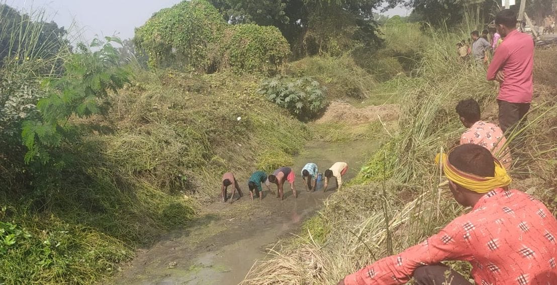 fathepur news,Search for mobile in canal after SP's reprimand