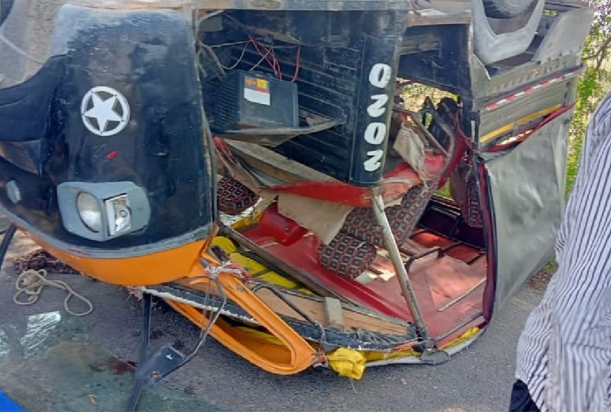 woman dead and five injured after auto overtrun in Deoria