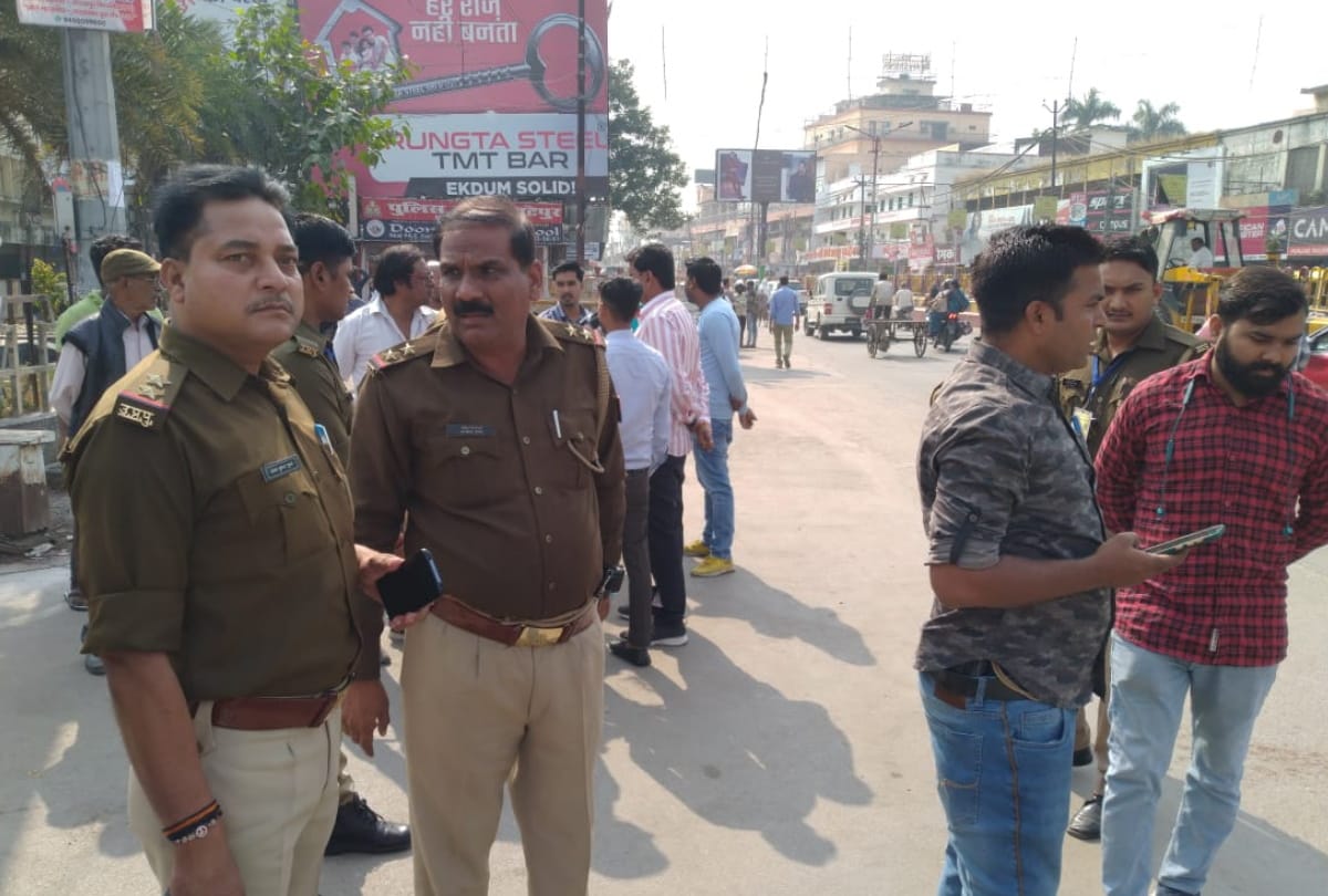 mathura police raided many shops in Golghar at Gorakhpur