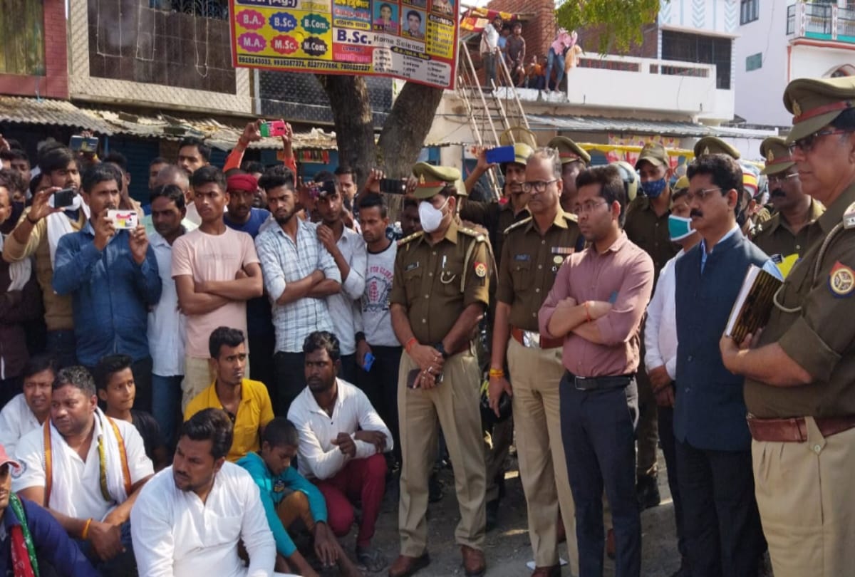 Angry people blocked road due to murder of young man in Gorakhpur