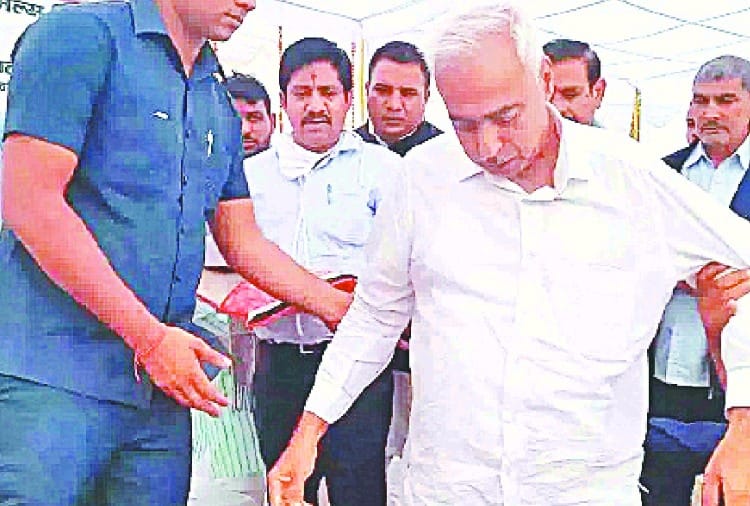 Farmer refuses to take award from minister in Sonipat