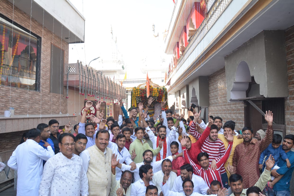 Baba Khatu Shyam came out riding on a golden chariot