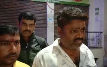 in jaunpur Pistol on chest of Galla businessman, looted cash including gold chain 