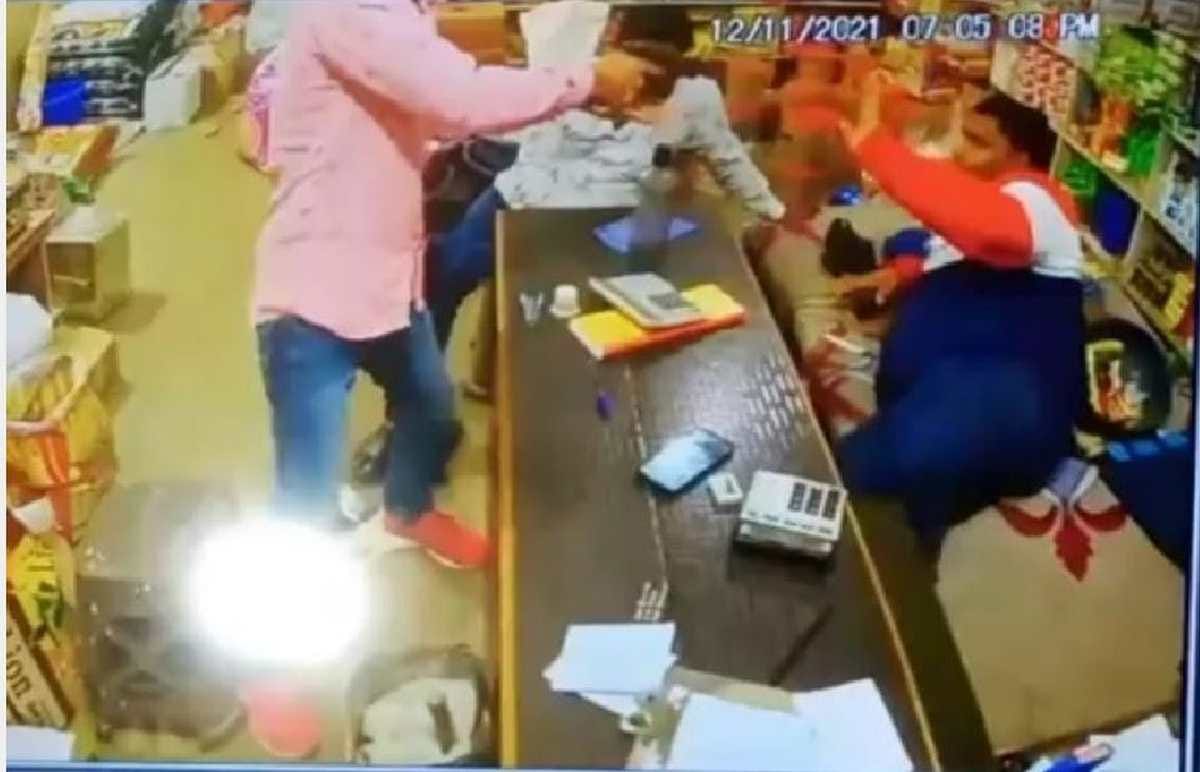 in jaunpur Pistol on chest of Galla businessman, looted cash including gold chain 