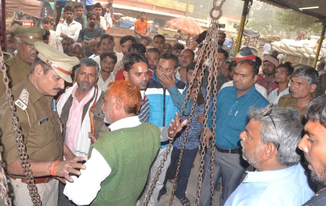 Hathras: Farmers' ruckus in Mandi over Ghatauli, Arhatiya beaten up