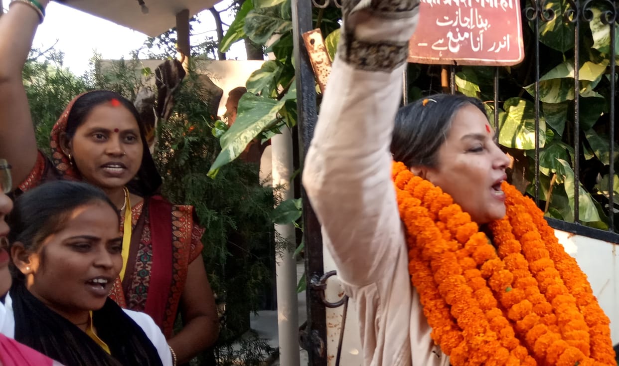 Shabana reached home, garlanded the statue of father and grandfather
