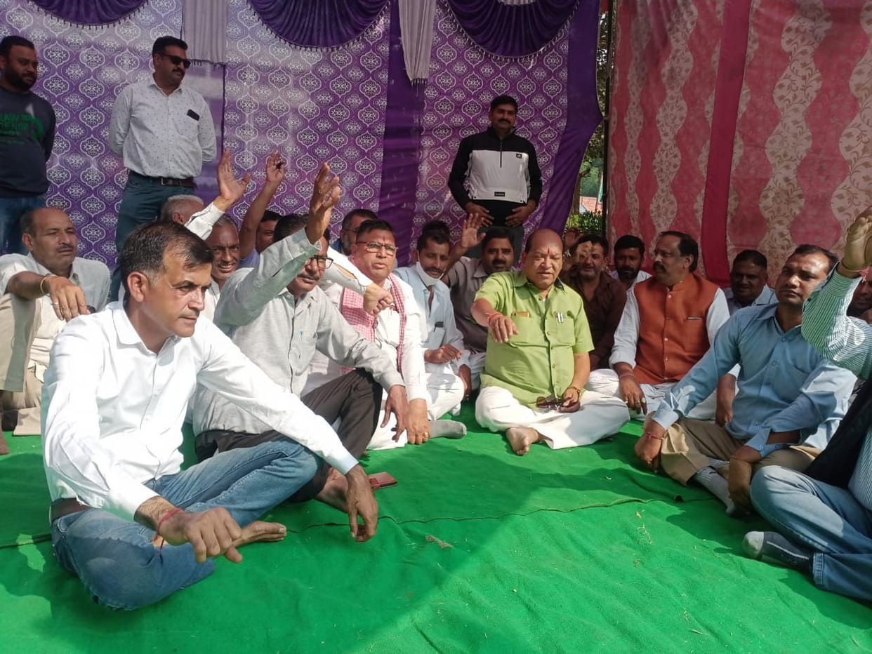 In support of the demands, the property dealers staged a sit-in in the mini secretariat