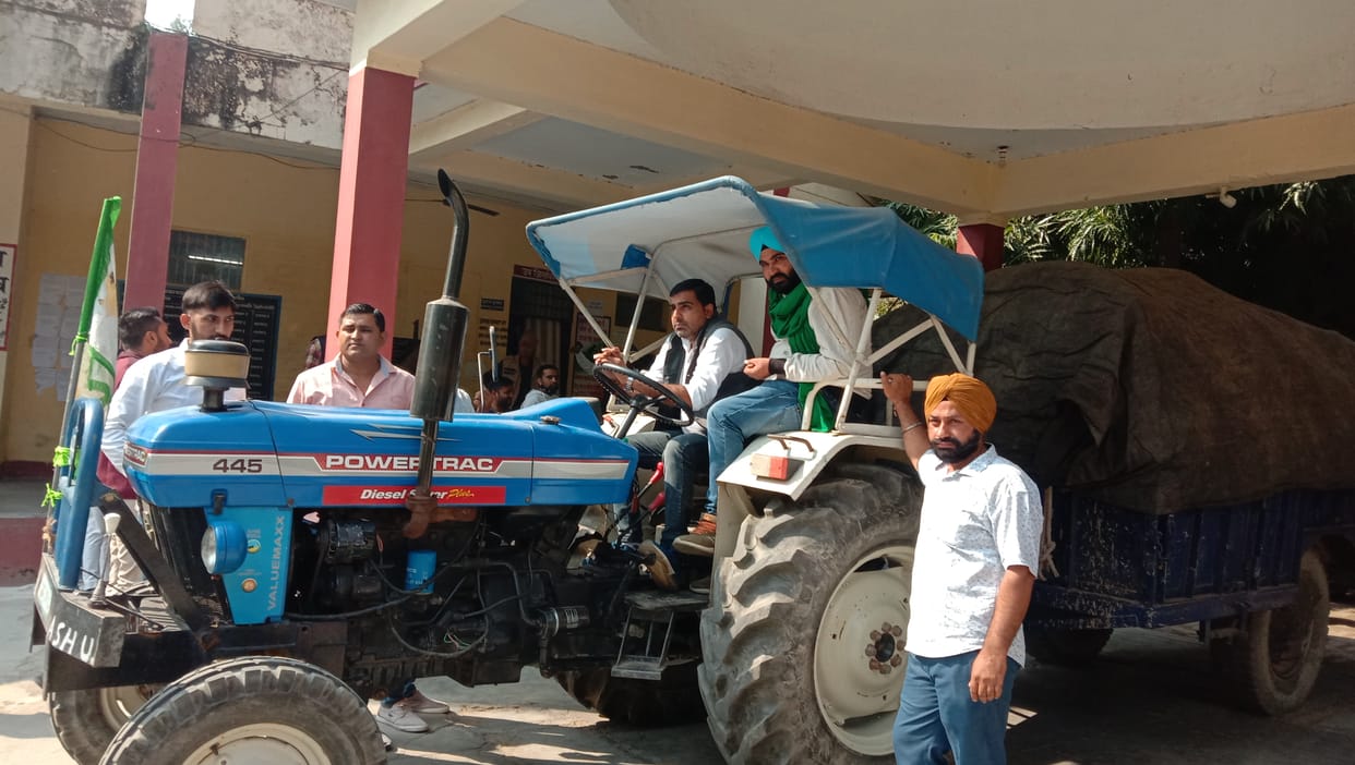 Angry farmers reached tehsil with paddy-laden tractor trolleys due to lack of weight