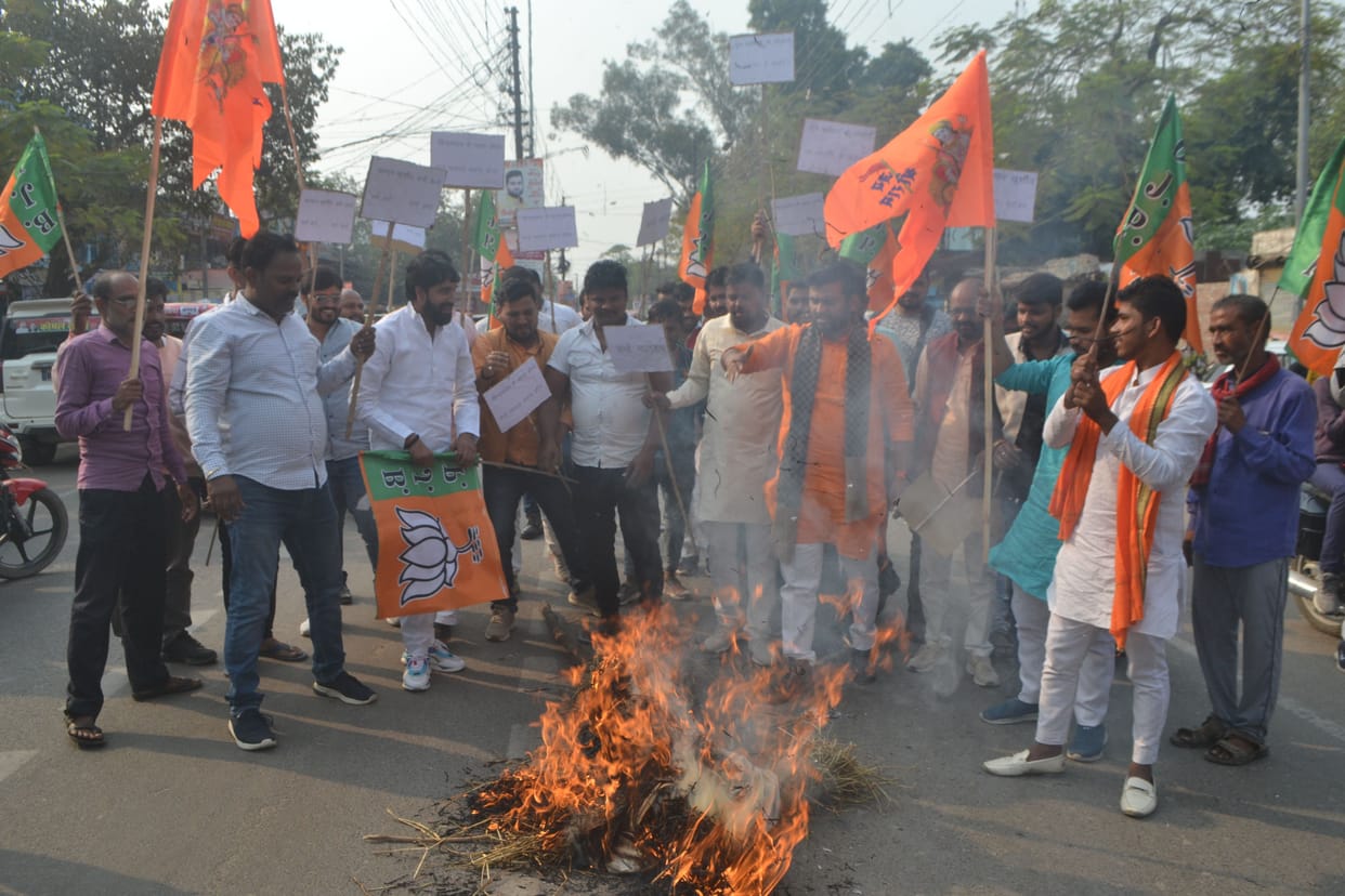 bjp workers burnt salman khursid effigy