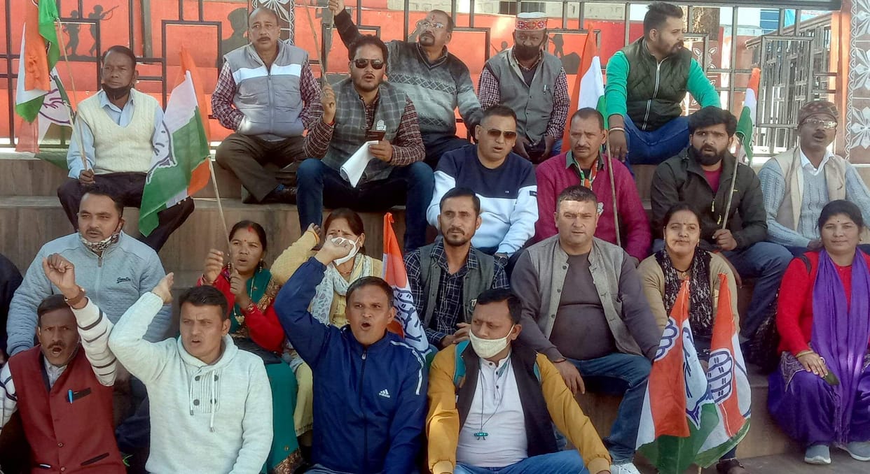Congress workers protest in collectorate