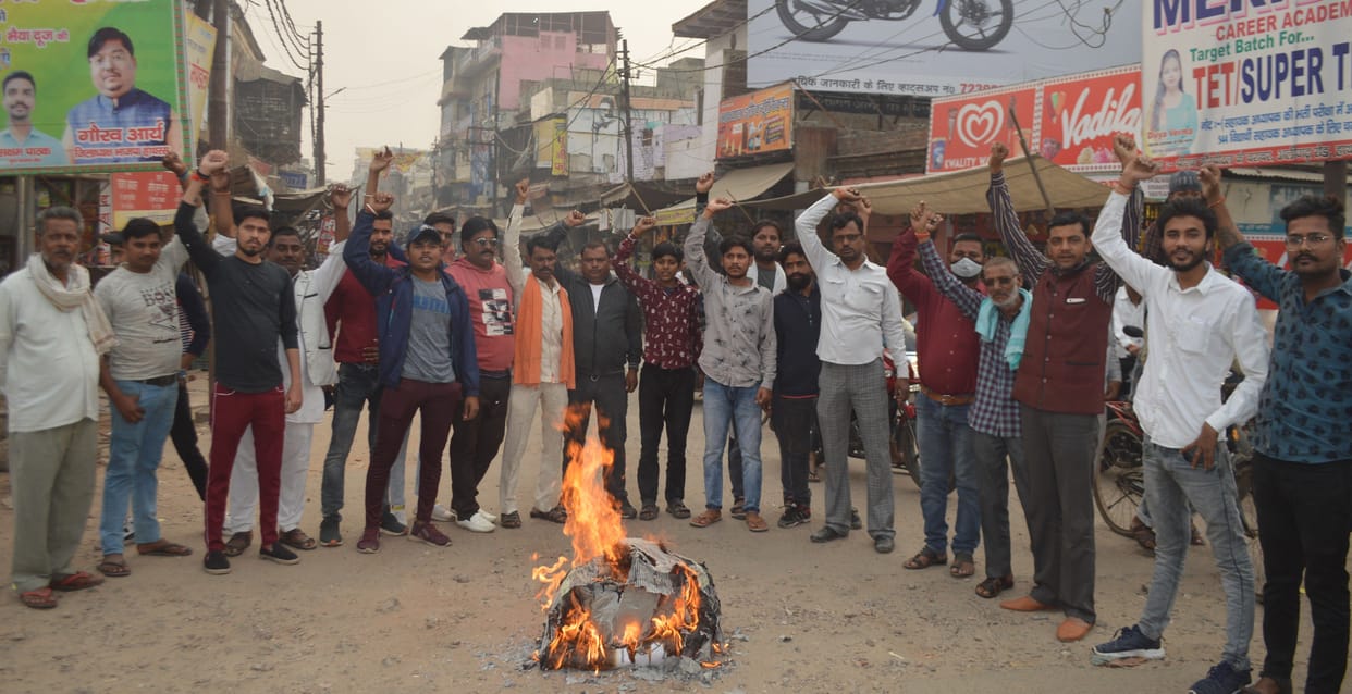 Hathras: Hindu Jagran Manch burnt the effigy of Salman Khurshid, shouting slogans