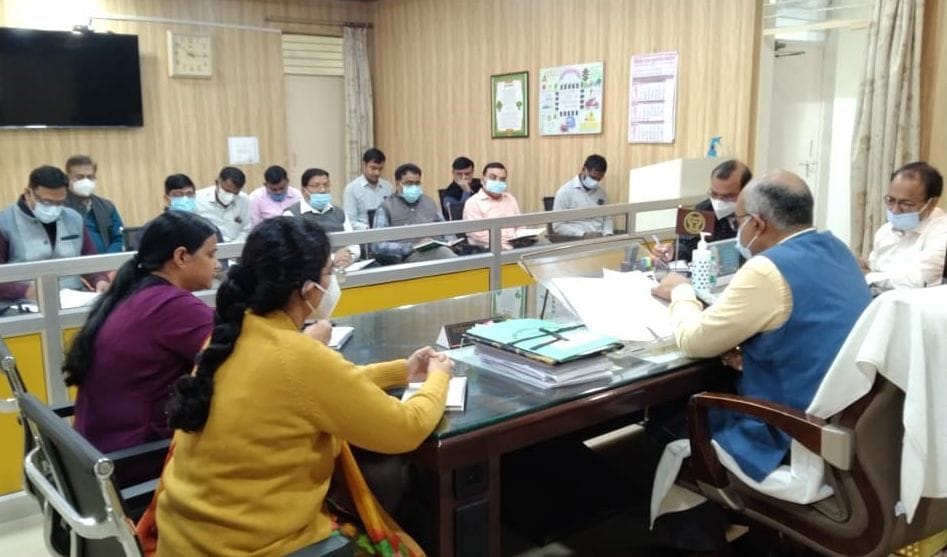 Kanpur Dehat: Notice to 50 VLEs careless in making golden card