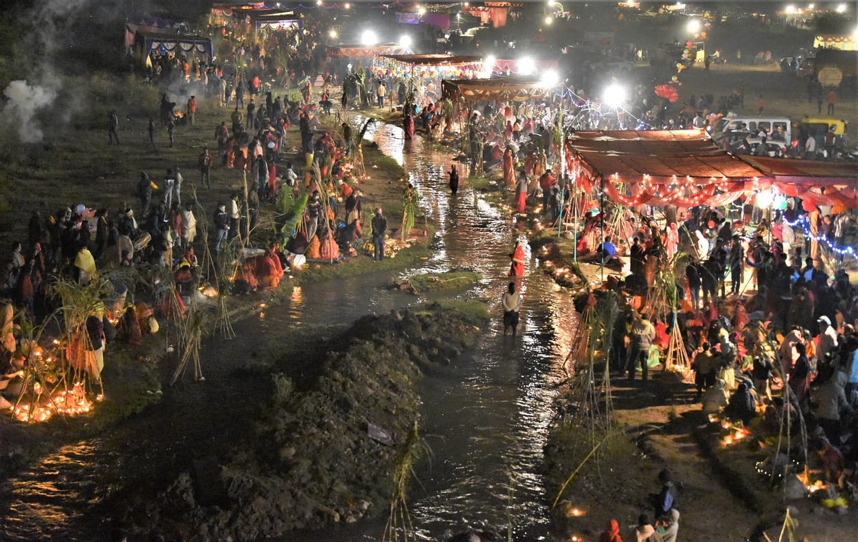 Flood of faith gathered on the ghats, offered Arghya to the rising sun